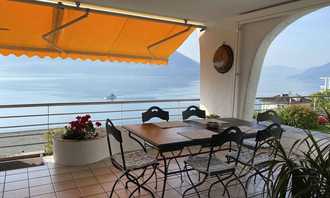 Brissago Apartment | Beautiful apartment for 5 guests with hot tub, WIFI, TV, patio, panoramic view and parking