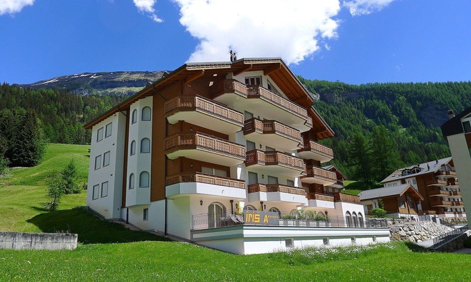 Leukerbad Apartment | Beautiful apartment for 7 guests with WIFI, hot tub, TV, balcony and parking