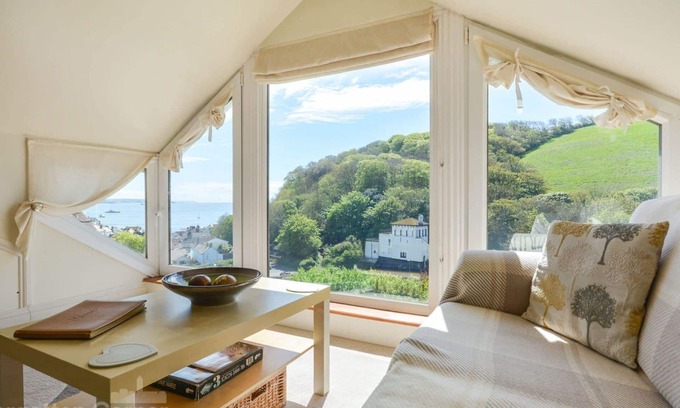 Cawsand Apartment | Beautiful apartment for 2 guests with WIFI and parking