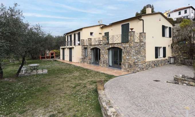 Costa dʼOneglia Apartment | Beautiful apartment for 6 people with WIFI, A/C, TV, patio, pets allowed, panoramic view and par...