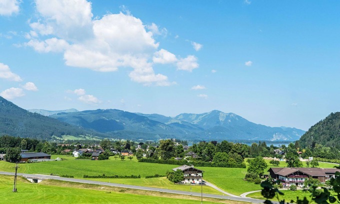 Strobl Apartment | Beautiful apartment for 10 guests with WIFI, TV and terrace