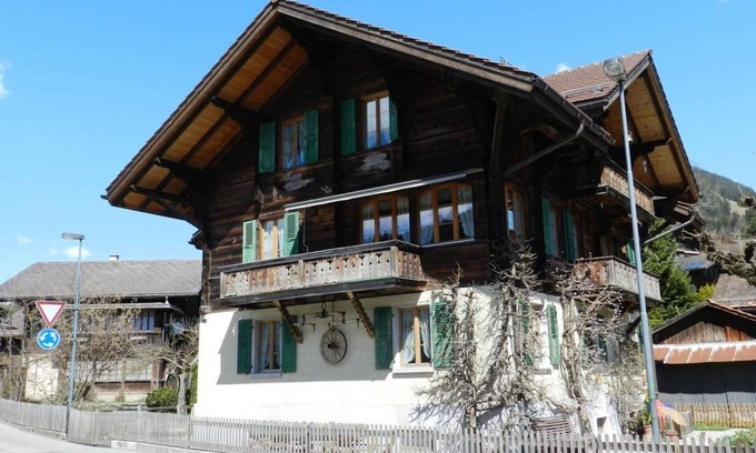 Gstaad Apartment | Beautiful apartment for 4 guests with WIFI, TV, pets allowed and parking
