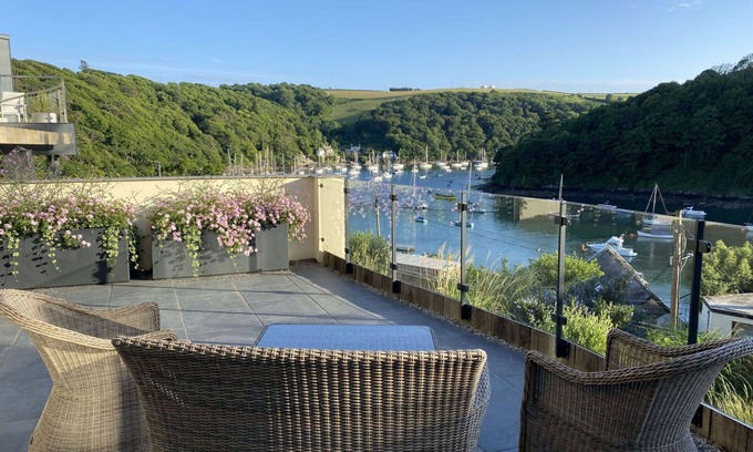 Newton Ferrers Apartment | Beautiful apartment for 4 people with WIFI, terrace and parking