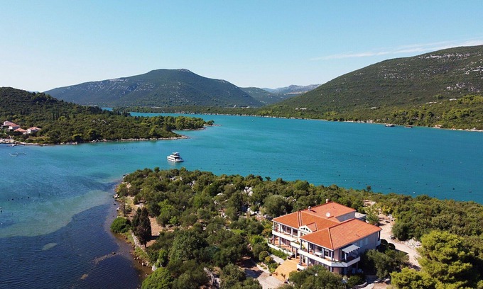 Mali Ston Apartment | Beautiful apartment for 4 guests with hot tub, WIFI, A/C, TV, terrace and parking