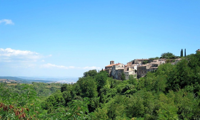Scansano House | Beautiful apartment in villa for 3 guests with WIFI, patio, pets allowed, panoramic view and par.