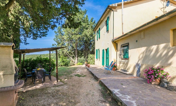 Follonica Villa | Beautiful apartment in villa for 6 guests with WIFI, pool, TV, patio and pets allowed