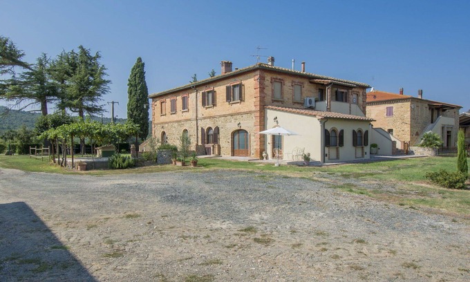 Pomarance Villa | Beautiful apartment in villa for 12 guests with WIFI, A/C, TV, patio and pets allowed