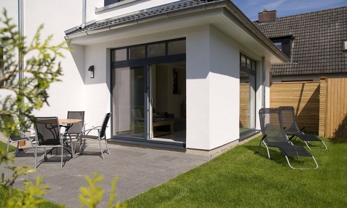Kalifornien Apartment | Beautiful Baltic Sunrise vacation apartment with fenced garden by the Baltic Sea