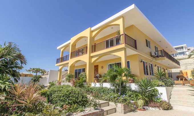 Manta Apartment | Beautiful Beachfront 2-bedroom Apartment with Pool