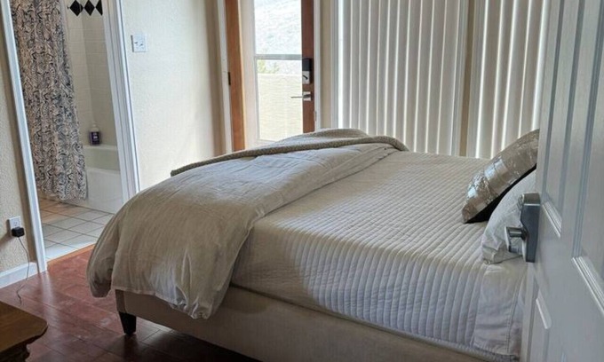 Fruita House | Beautiful bedroom with bath