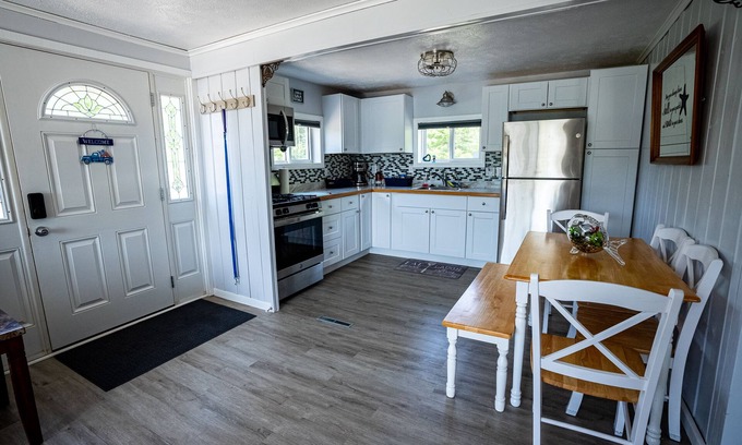 Farwell House | Beautiful Blue Bungalow on The Lake