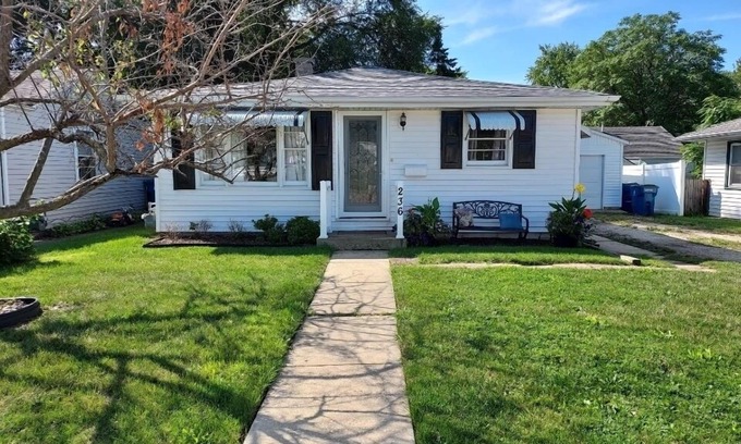 Bourbonnais House | Beautiful Bourbonnais Rental