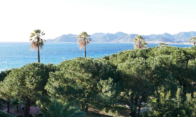Cannes La Bocca Apartment | Beautiful bright apartment 2 rooms 40 m2 to 80 m from the beach, sea view