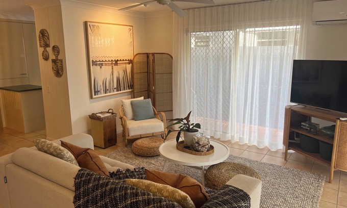 Burleigh Waters Villa | Beautiful Bright Burleigh Base with Beaches, boutiques, brunches and beyond.