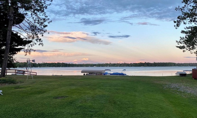McGregor Cabin | Beautiful Cabin at Round Lake Resort- White Cabin