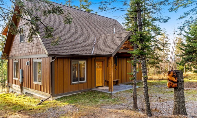 Bigfork House | Beautiful cabin overlooking Swan Lake with 2-level deck, fireplace & firepit