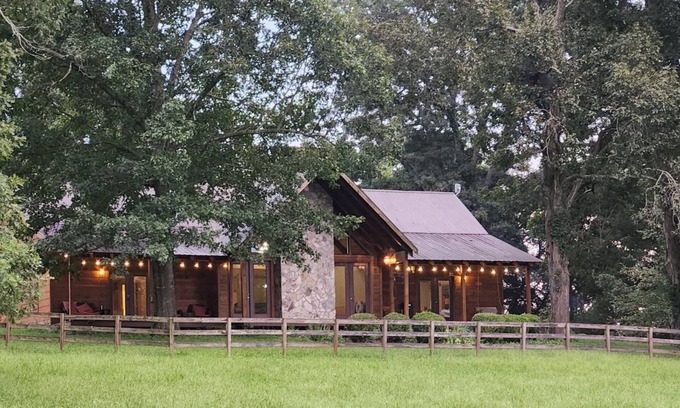Shelbyville House | Beautiful Cabin retreat on the outskirts of town