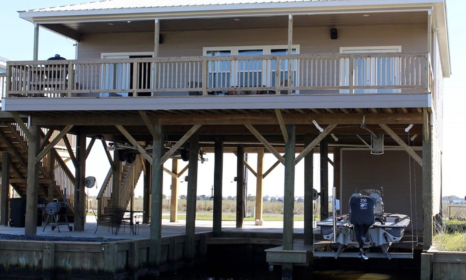 Hackberry House | Beautiful Camp on canal with 300 lb ice machine down stairs. 409 Lake Breeze Rd