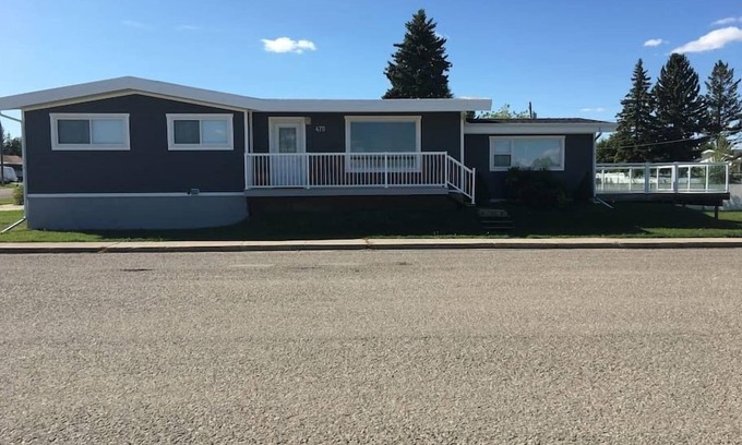 Cardston House | Beautiful Cardston Home (main floor)
