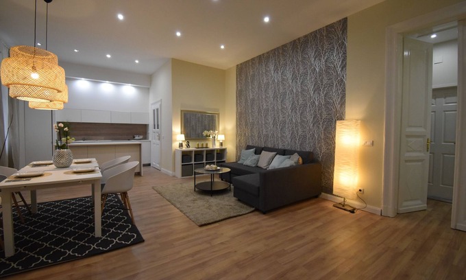 Nepszinhaz negyed Condo | Beautiful central 5 bedroom/5 bathroom