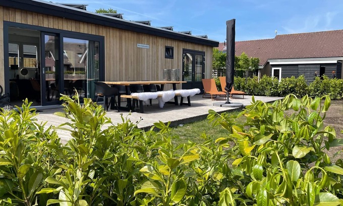 Idskenhuizen Ski Chalet | Beautiful chalet on the water in Friesland