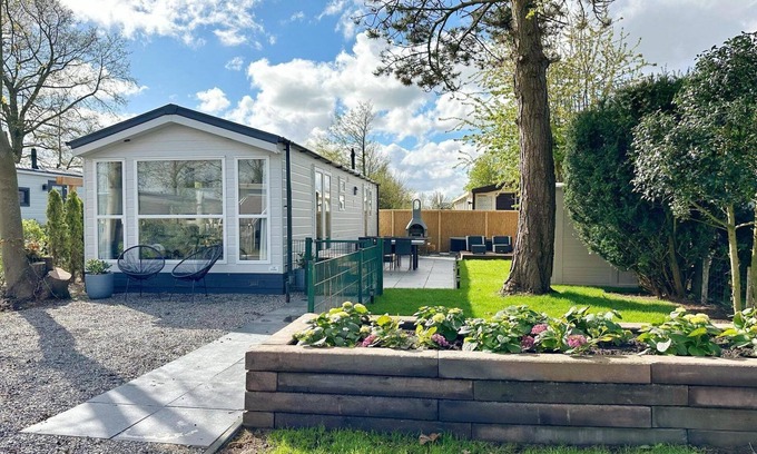 Sint Maarten House | Beautiful chalet with a lovely enclosed garden and BBQ to relax in after a day at the beach with your dog.