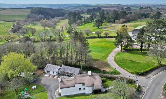 St Mellion House | Beautiful character thatched farmhouse overlooking St Mellion golf course