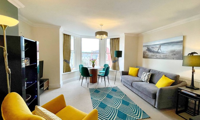 South Cliff Apartment | Beautiful Chic Apartment with lift, views and parking