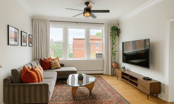 Chicago Apartment | Beautiful Chicago 2BD 1BA, minutes from Downtown!