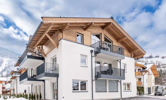 Kaprun Apartment | Beautiful city centre flat with private garden