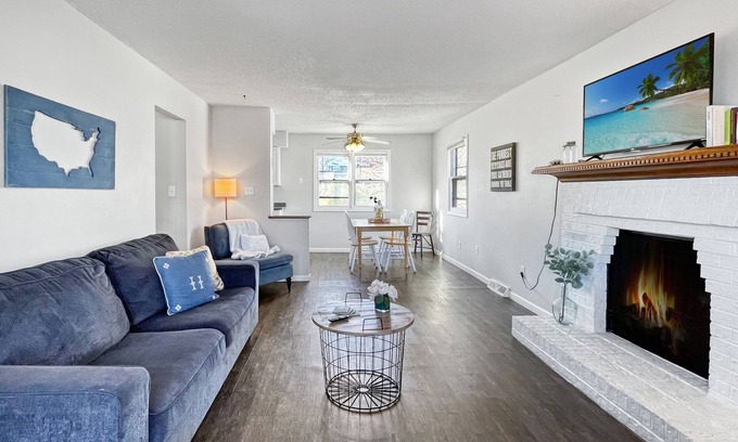 Clive Apartment | Beautiful Clive 3BR Duplex w/Fireplace
