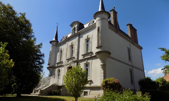 Ahun House | Beautiful, comfortable house, 6 bedrooms, billiard, wifi, large gardens