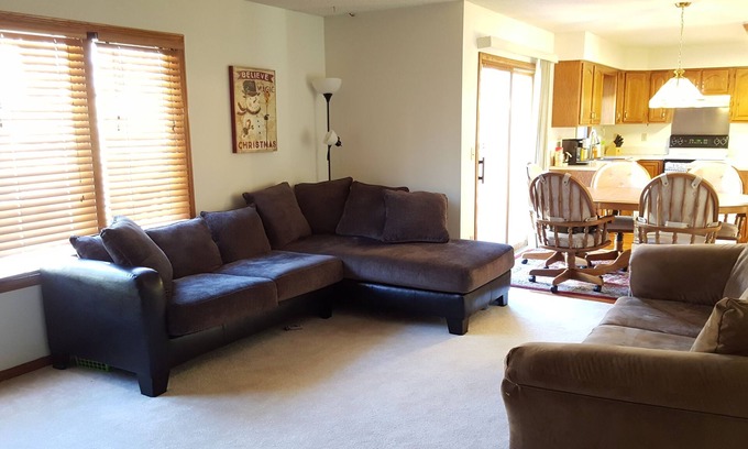 Urbandale House | Beautiful comfy five bedroom home sleeps 11+