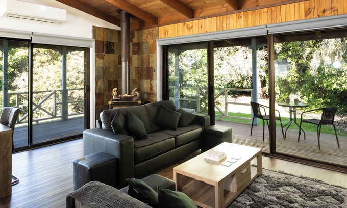 Port Welshpool House | BEAUTIFUL COSY FAMILY HIDEAWAY - FREE WIFI AND FOXTEL - LONG JETTY NOW OPEN!
