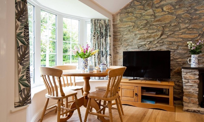 Truro House | Beautiful Cottage nr Perranporth, Private Parking