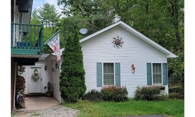Zena House | Beautiful cottage with HOT TUB in Kingston/Woodstock Catskills, Hudson Valley