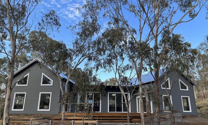 Armidale House | Beautiful Country Home. 5 min to Armidale, 10 min to University of New England.