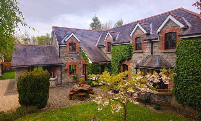Black Bull House | Beautiful Countryside Home just outside Dublin City with Hot Tub