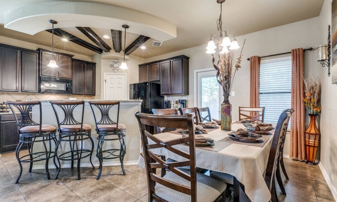 San Antonio House | Beautiful & Cozy, BMT Friendly near SeaWorld 3mi/Six Flags 14mi/Lackland 8mi
