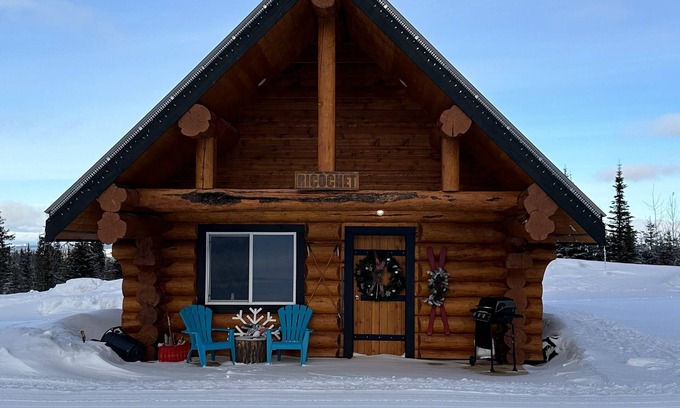 Lac La Hache Cabin | Beautiful cozy log cabin getaway