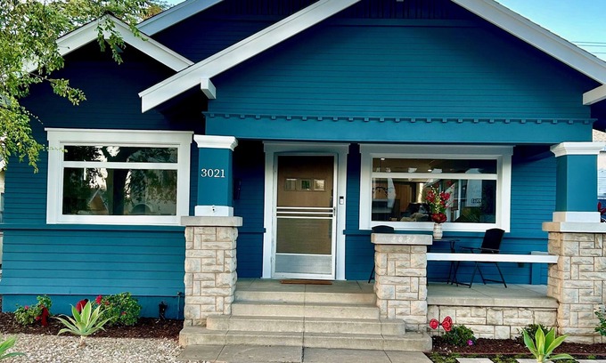 Bluff Heights House | Beautiful Craftsman home, Completely Remodeled, Walk to park & beach, w/PARKING