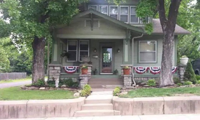 Springfield House | Beautiful Craftsman home near C-Street for you and your pets!