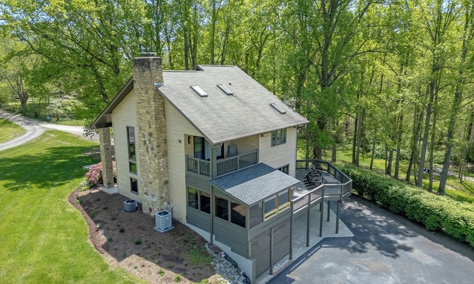 Candler House | Beautiful creek side mountain home. 10 Min to Downtown!