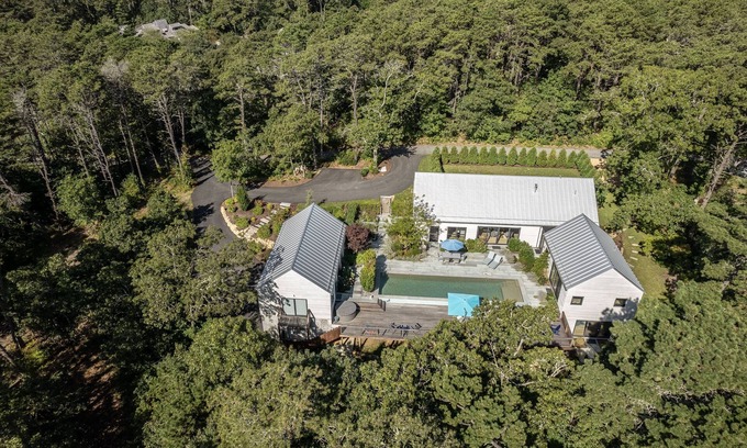 Oak Bluffs House | BEAUTIFUL CUSTOM BUILT HOUSE WITH A POOL AND HOT TUB!