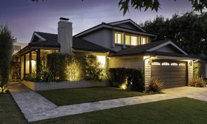 Del Rey House | Beautiful Del Rey Home with Backyard. Close to Beach, Restaurants, Venice