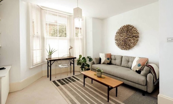 Harrow Road Apartment | Beautiful Designer Flat in Maida Vale, Sleeps 4
