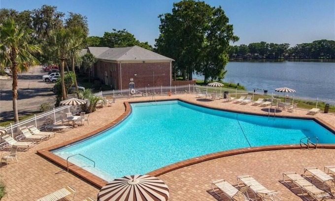Casselberry House | Beautiful Direct Fish & Ski Lakefront Town home In N. Orlando with Pool & WiFi