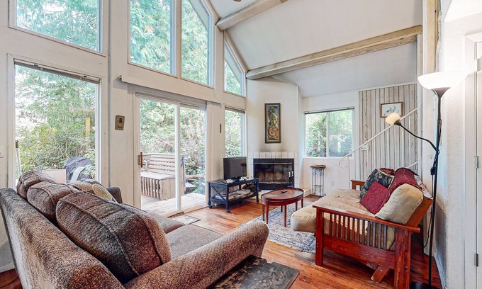 Florence Apartment | Beautiful Dog-Friendly Home on the Lake - Great Views & Private Dock