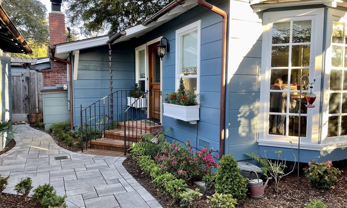 Southeast Carmel House | Beautiful Downtown Carmel”Marley Cottage” 2bd, 2ba+Den+Hot Tub! 30 day minimum.