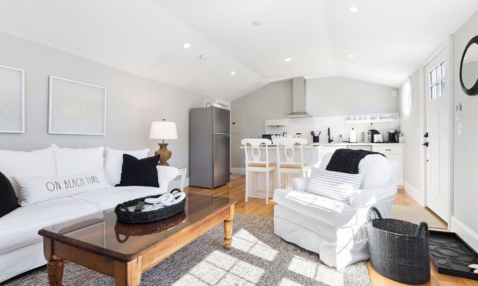 Chatham Apartment | Beautiful Downtown Chatham 1 Bed, Close to the Beach - Newly renovated + Patio
